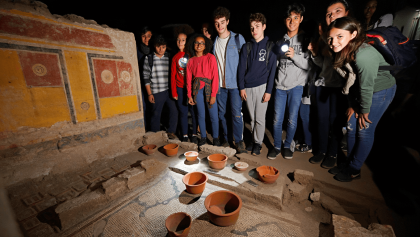Enfermés de nuit dans leur lycée, ces lycéens y découvrent par hasard les ruines d'une villa romaine antique