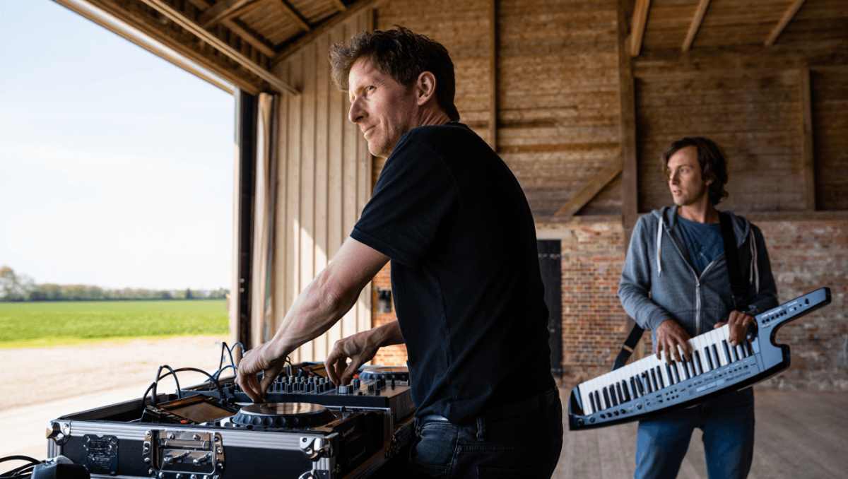 En écoute : “Arp12”, la collaboration improbable entre le duo Underworld et KI/KI sort en version live