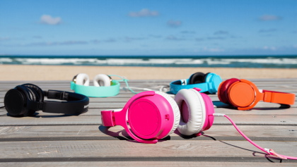 Les 6 podcasts mode à (re)découvrir sur la plage cet été