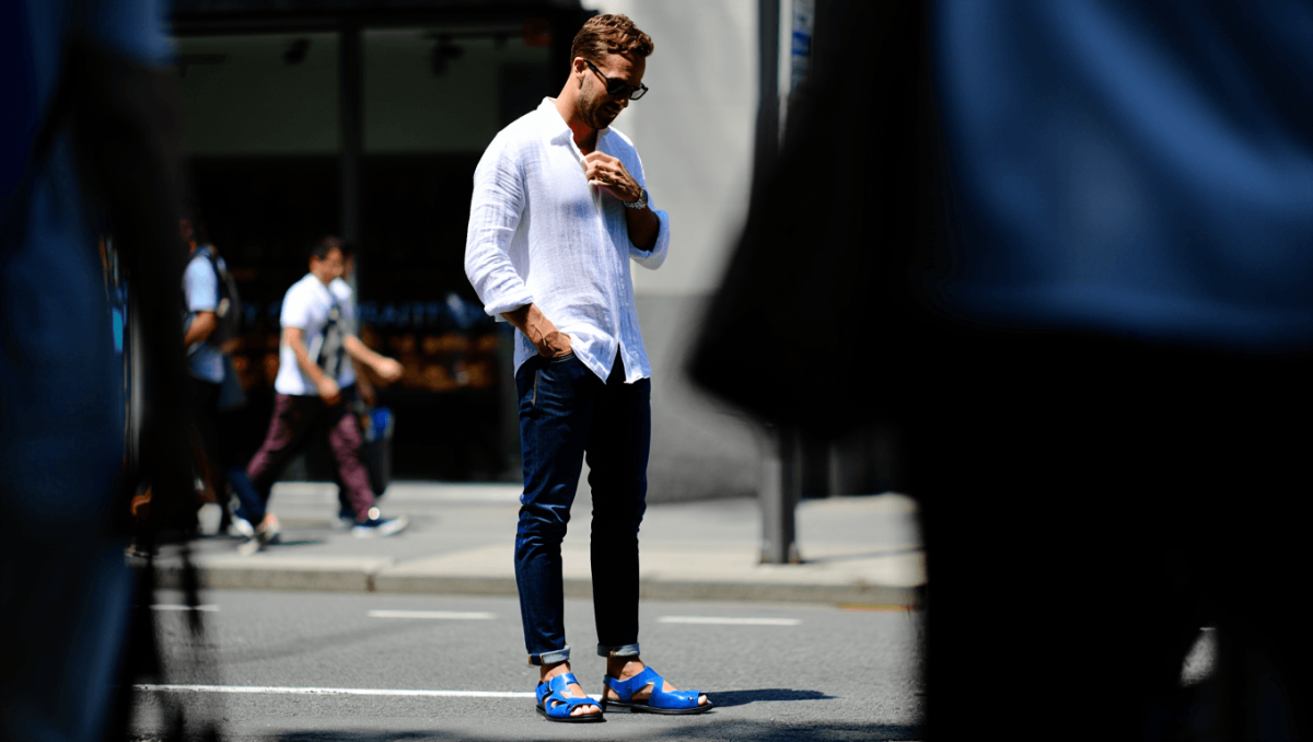 Faut-il se mettre à porter des tongs en ville cet été ?