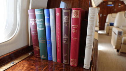 De faux livres à bord du nouvel Air Force One soulèvent des soupçons d’images générées par intelligence artificielle