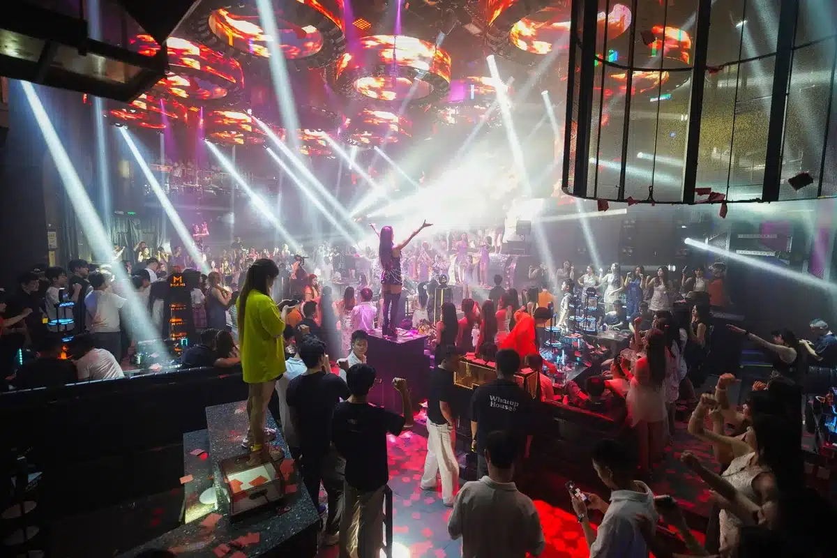Espace de club avec plusieurs niveaux et pistes de danse distinctes