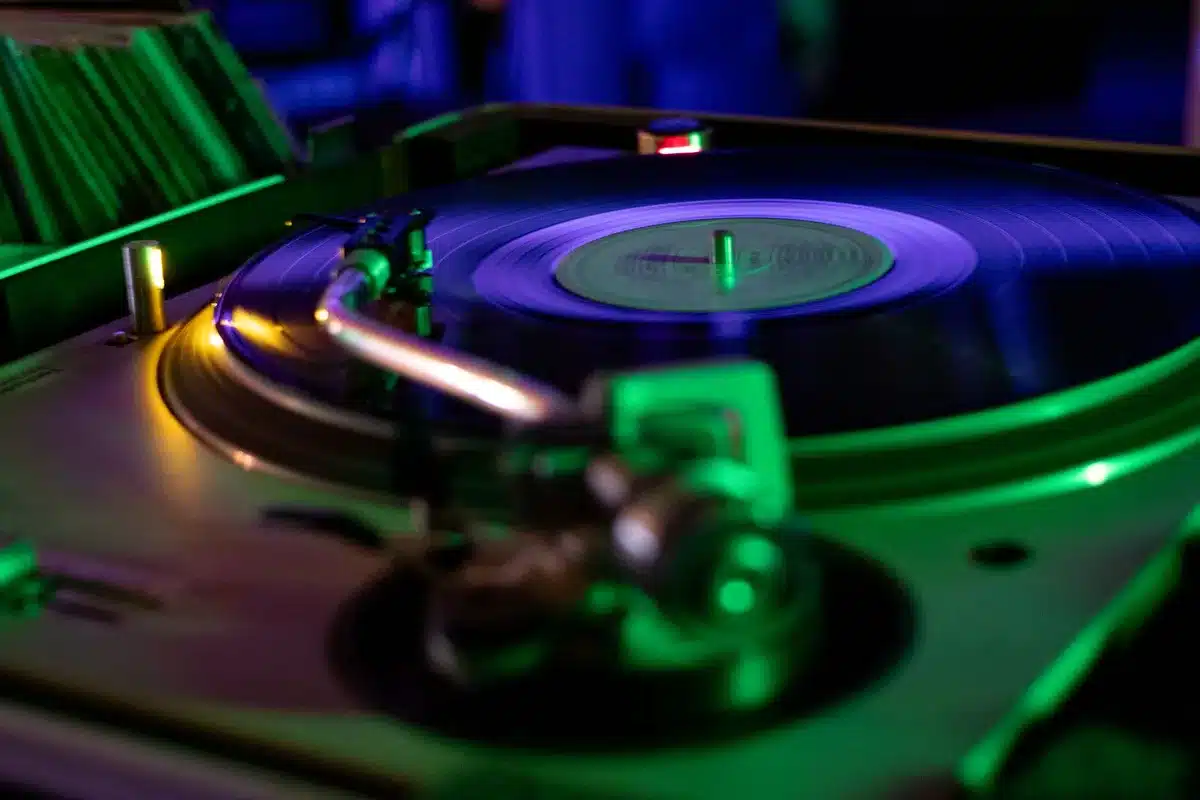 Platines de DJ avec vinyles dans un club, années 1980