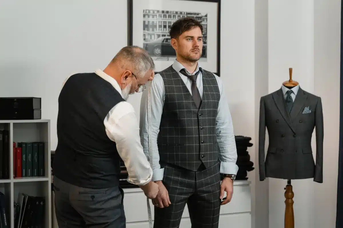 Short de bain au tailoring britannique, aux coupes nettes et à la palette chaleureuse