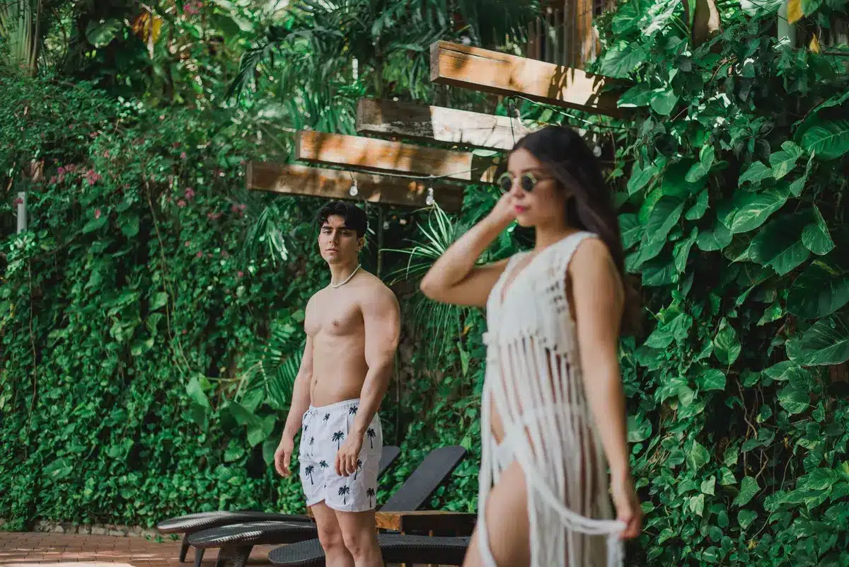 Vêtements de villégiature élégants et shorts de bain de qualité disposés dans un cadre ensoleillé