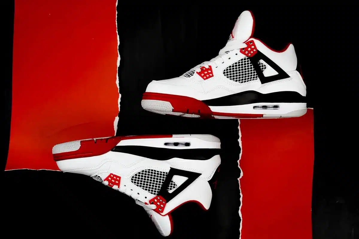 Air Jordan 4 classique avec coloris embl&eacute;matique