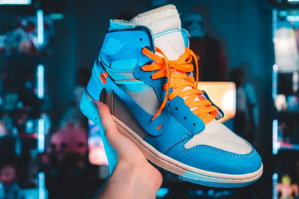 Collectionneurs enchérissant sur des baskets rares lors d'une vente aux enchères