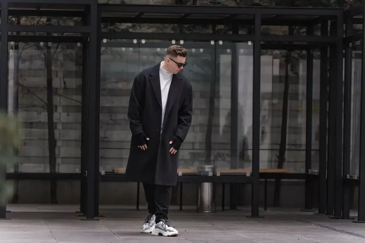 Homme portant une basket de luxe avec un look décontracté et urbain