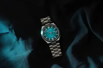 Montre avec cadran vert sauge affichant des reflets argentés subtils sous la lumière