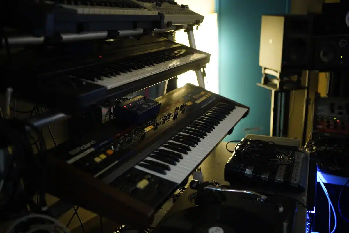 Synth&eacute;tiseurs et &eacute;quipement &eacute;lectronique pour la production musicale