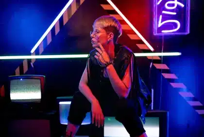 Piste de danse rétro aux ambiances italo-disco avec synthétiseurs et néons