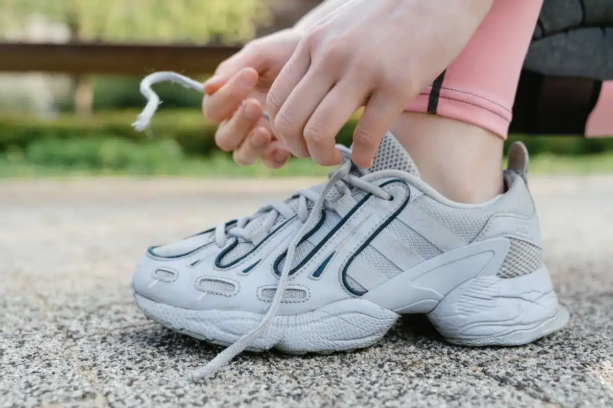 Générations de coureurs portant des baskets de running fiables et techniques au fil du temps