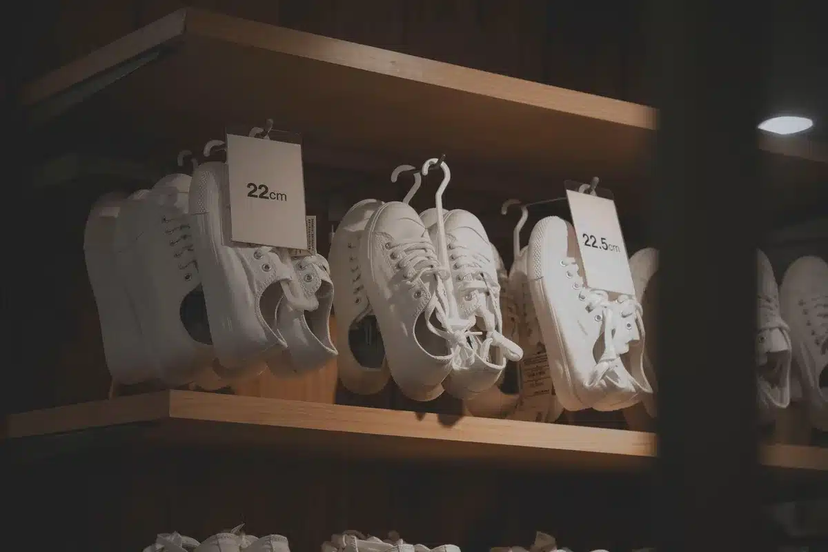 Paire de baskets aux lignes épurées combinant design simple et confort fonctionnel