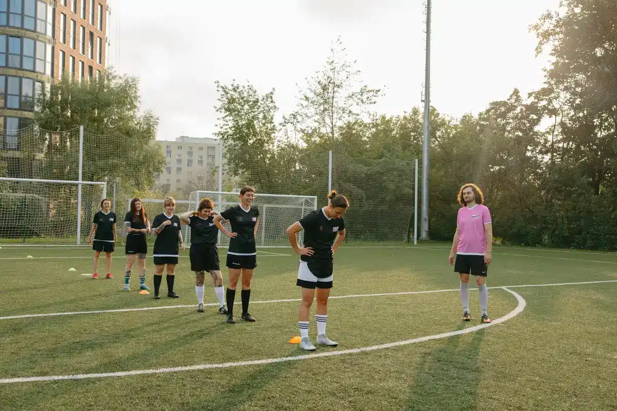 &Eacute;quipe f&eacute;minine de football &agrave; l'entra&icirc;nement sur le terrain