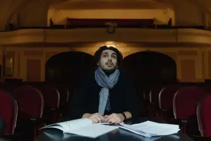Acteur sur un plateau de tournage avec des pages de scénario, lumière naturelle
