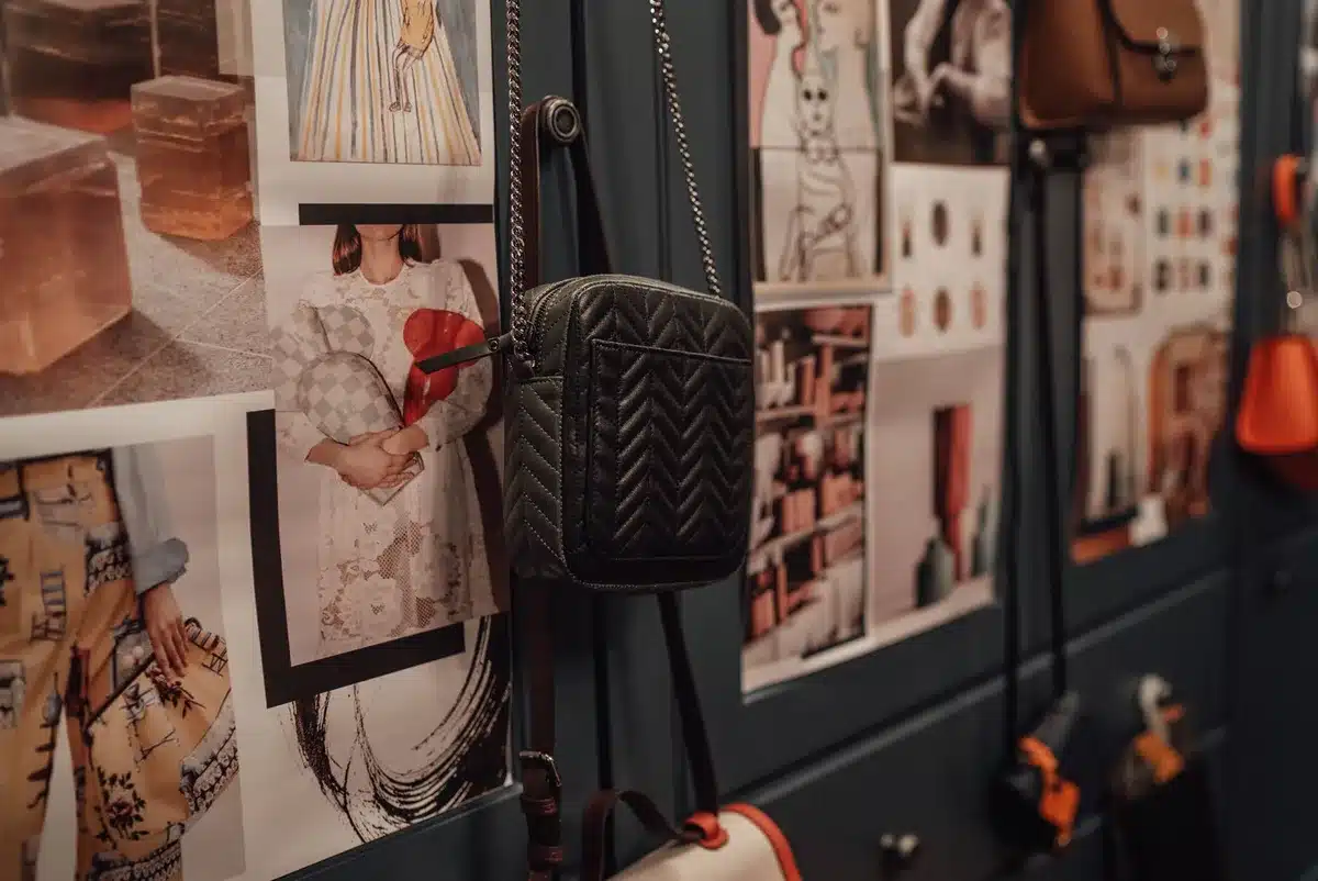 Détails de matières d'un sac à bandoulière : cuir lisse et toile technique