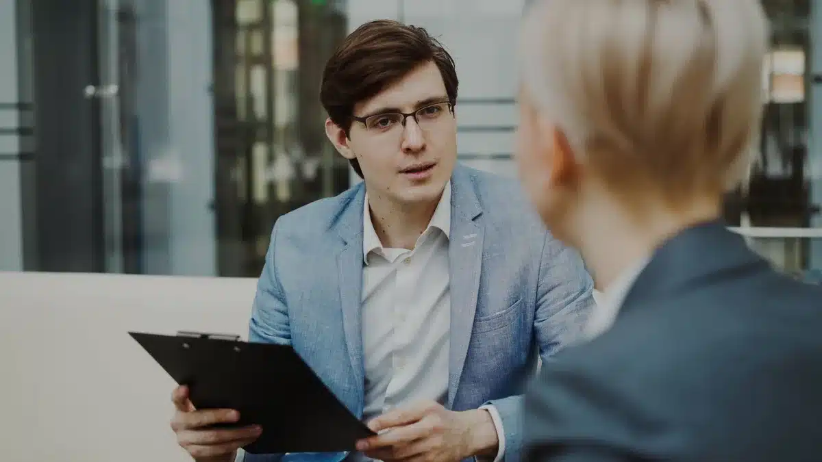 Candidat en entretien d'embauche présentant son expérience professionnelle à un recruteur