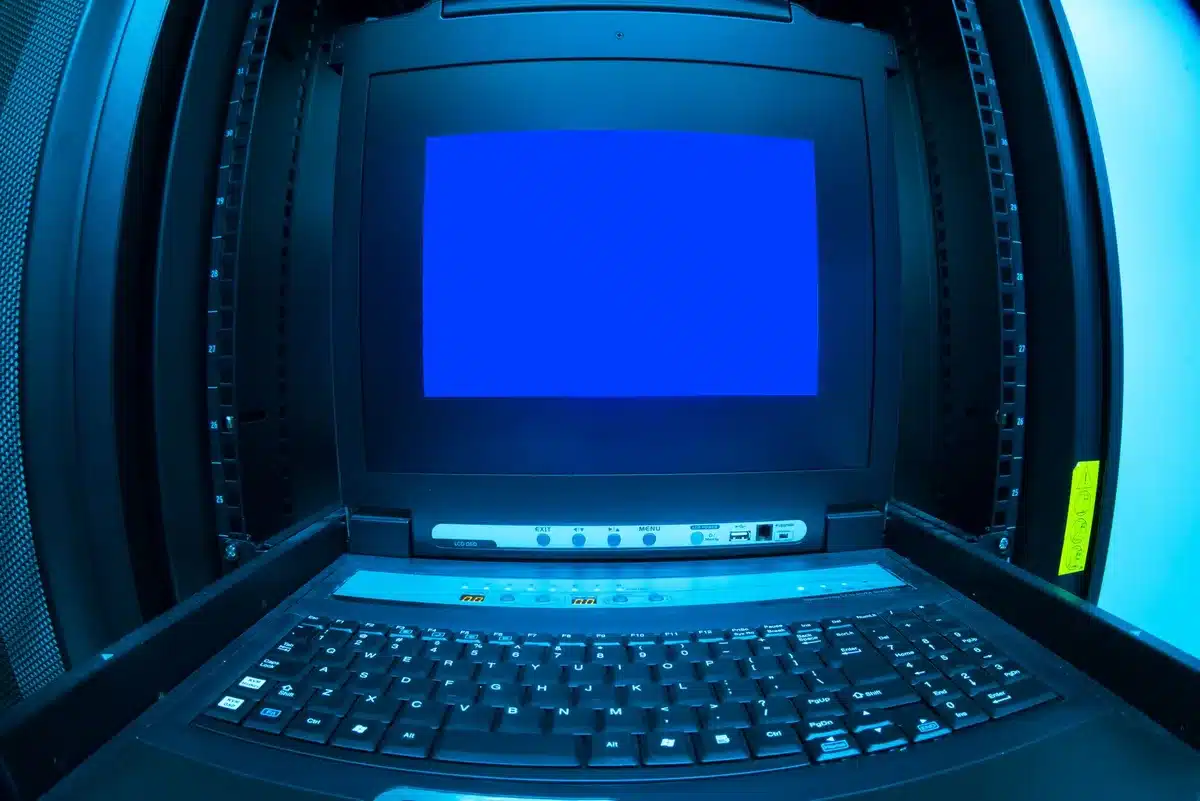 Main d'une personne au-dessus d'un clavier avec des extensions de domaine numérotées flottantes