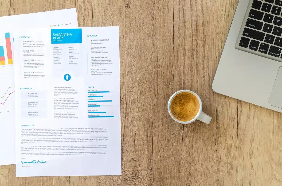 Pile de CV et dossiers de candidatures empilés sur un bureau