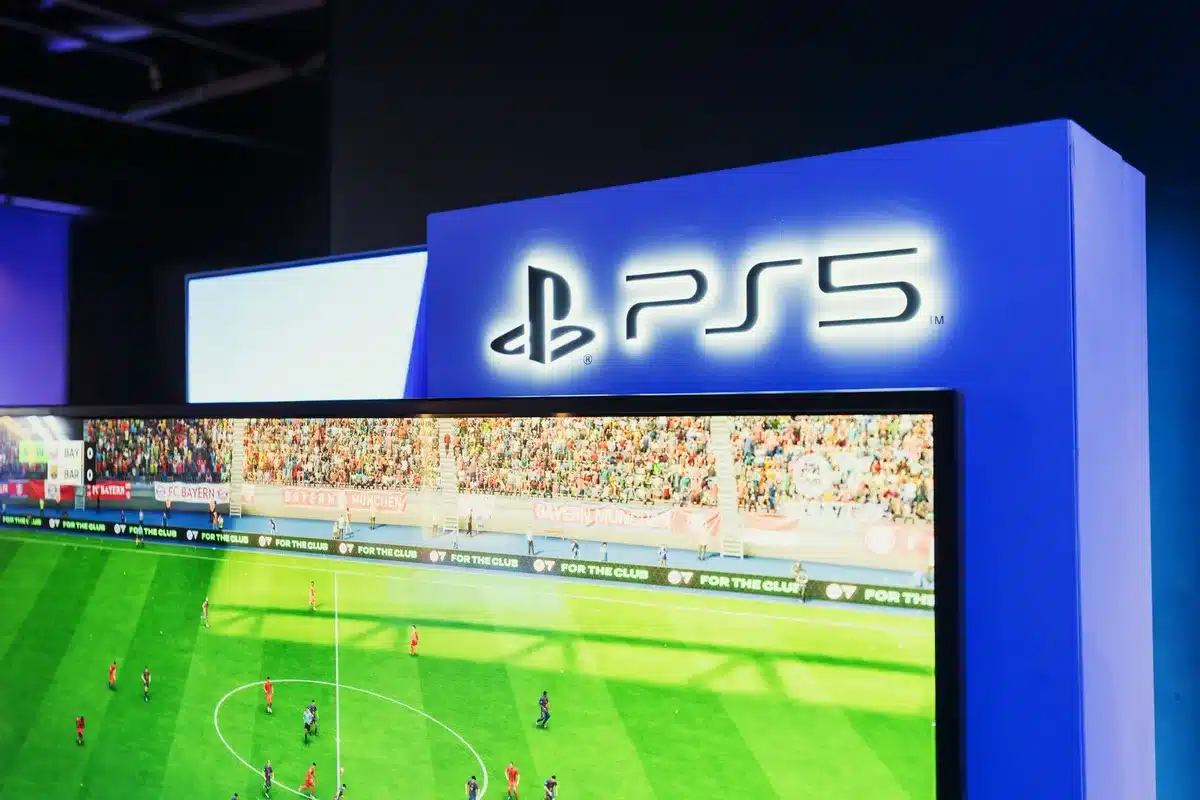 Console PS5 avec lecteur optique et disque de jeu physique