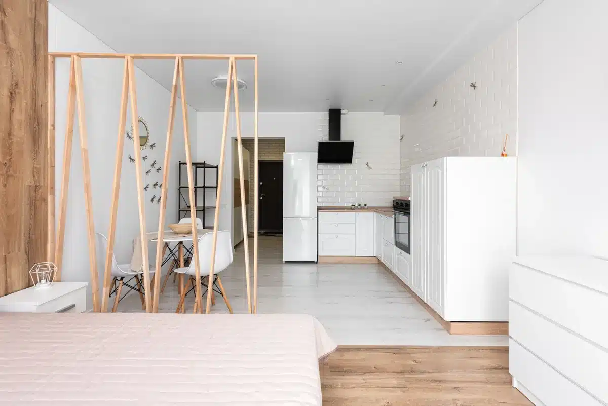 Intérieur d'un petit appartement avec espace limité et mobilier compact