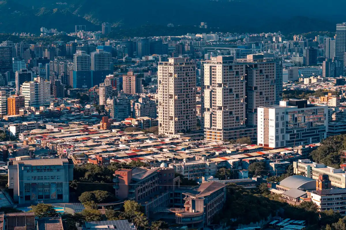 Paysage urbain dense avec de nombreux gratte-ciel et tours résidentielles s'élevant vers le ciel