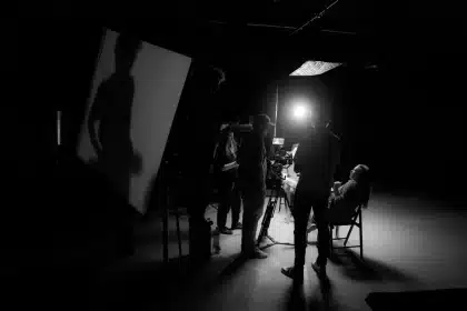 Scène de tournage avec documents de scénario et équipe de production en arrière-plan