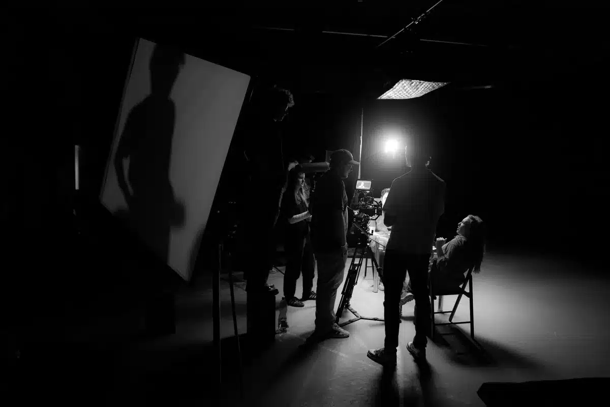 Scène de tournage avec documents de scénario et équipe de production en arrière-plan