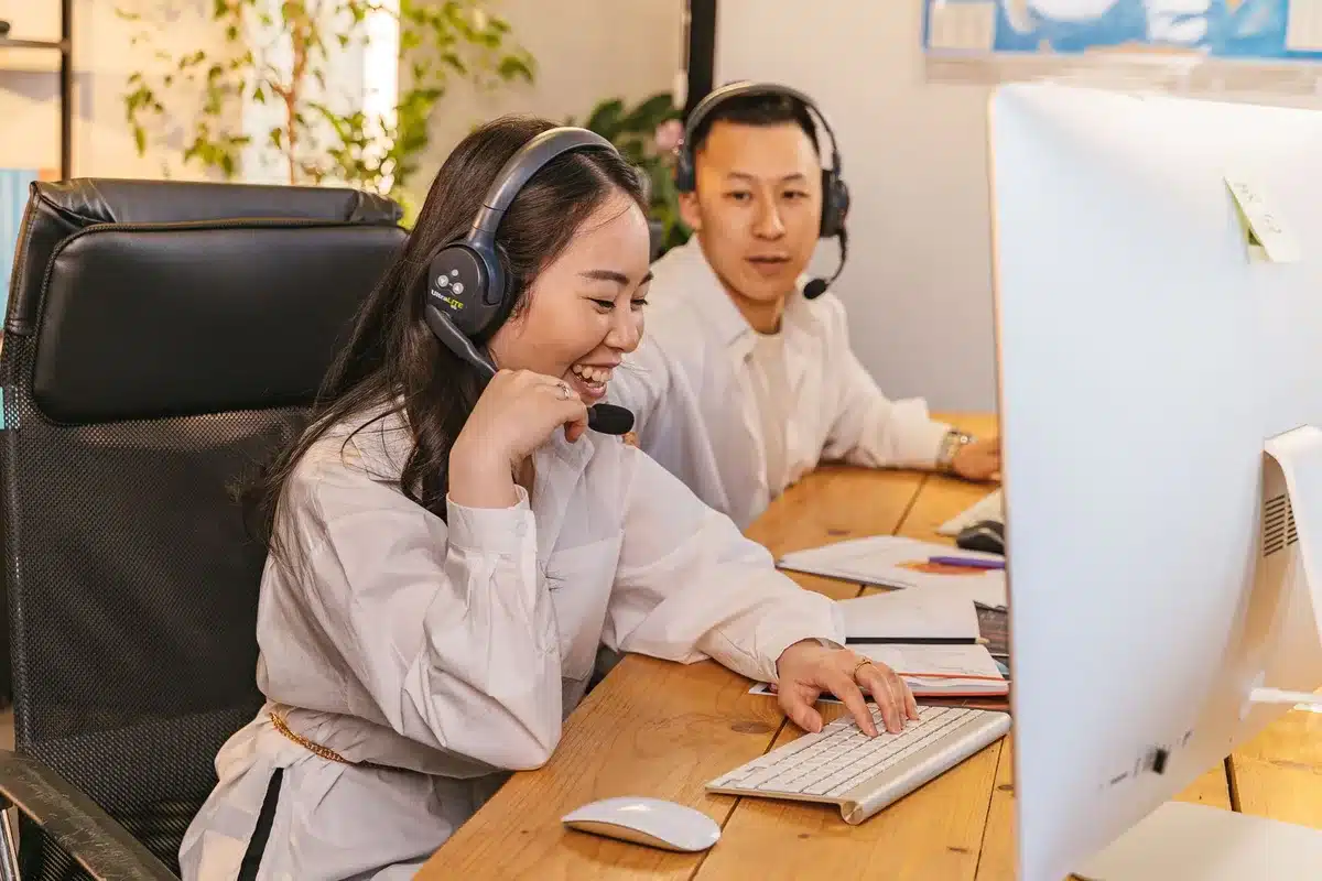 Agent de support client communiquant de manière cohérente sur plusieurs canaux (téléphone, chat, email)