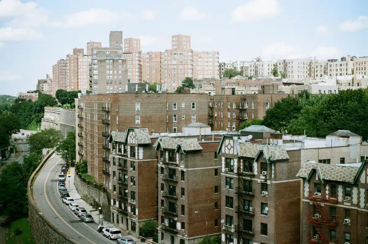Une rue typique du Bronx dans les années 1940, quartier natal de Vincent Pastore