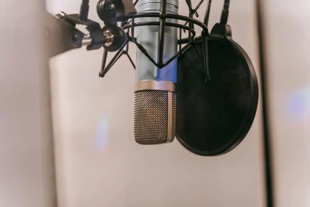 Studio de doublage avec microphone professionnel et équipement d'enregistrement