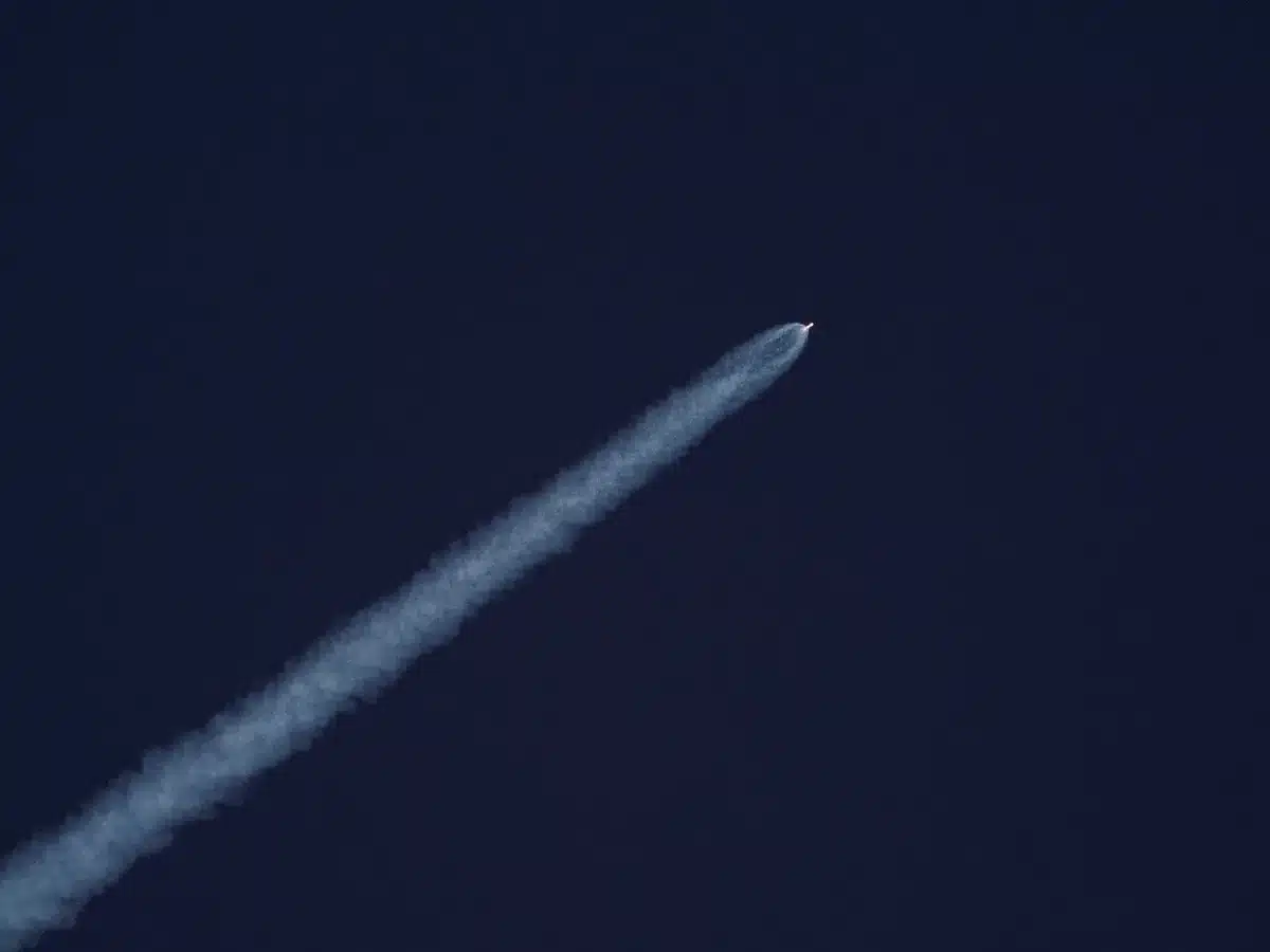 Lancement de fusée émettant des particules de suie dans l'atmosphère terrestre