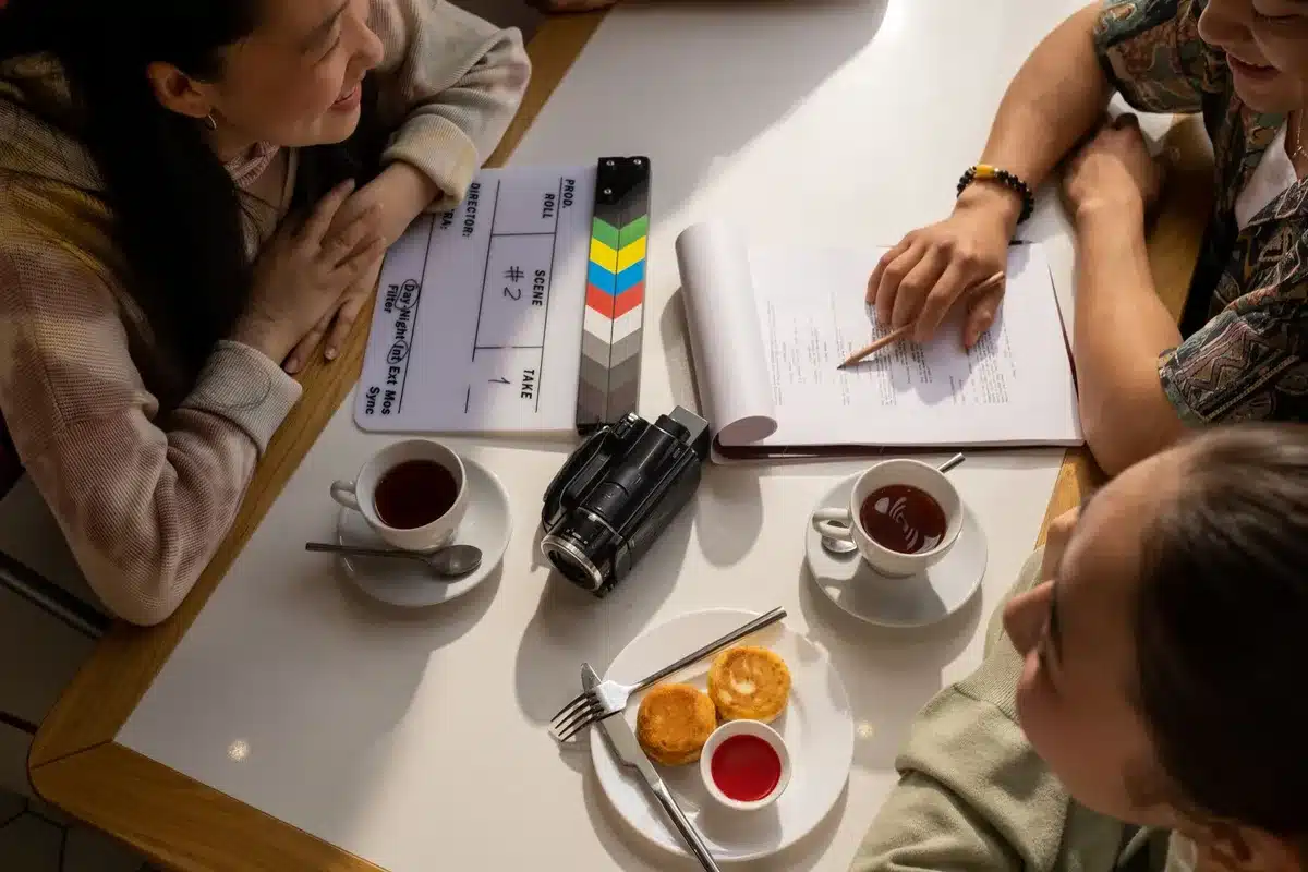 Groupe d'acteurs et de professionnels du cinéma réunis lors d'une séance de travail sur un plateau