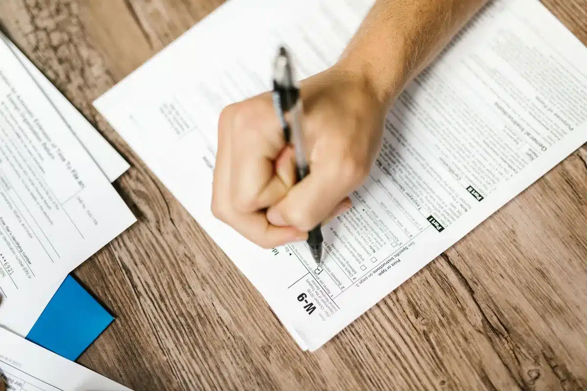 Entrepreneur travaillant sur la conformité réglementaire et les documents administratifs