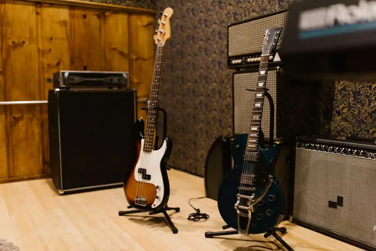 Musiciens en studio lors d'une séance d'enregistrement avec instruments à cordes