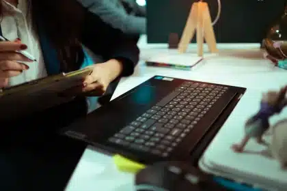 Documents et clavier sur un bureau, symbolisant une fuite de données en ligne