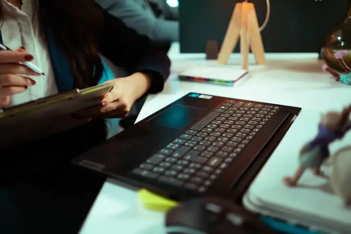 Documents et clavier sur un bureau, symbolisant une fuite de données en ligne