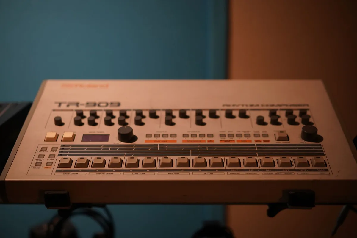 Équipement de production musicale avec contrôleurs et synthétiseurs pour créer des rythmes