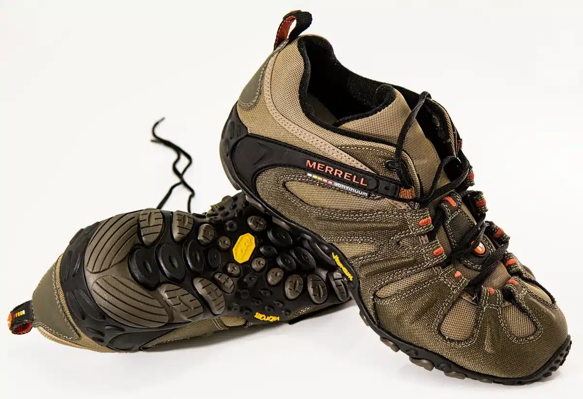 Détail d'une chaussure de randonnée avec empeigne mesh et semelle technique Vibram