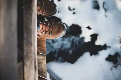 Chaussure de randonnée technique sur terrain rocheux et humide en montagne
