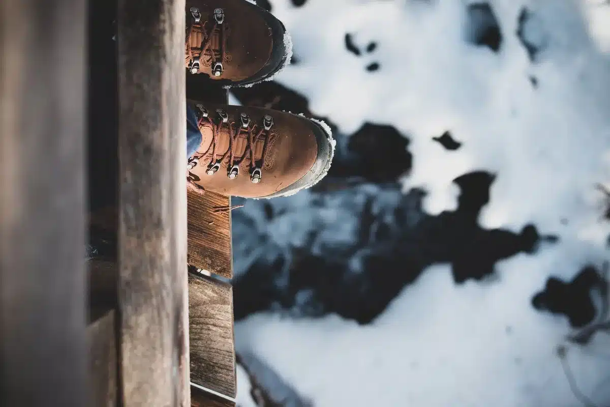 Chaussure de randonnée technique sur terrain rocheux et humide en montagne
