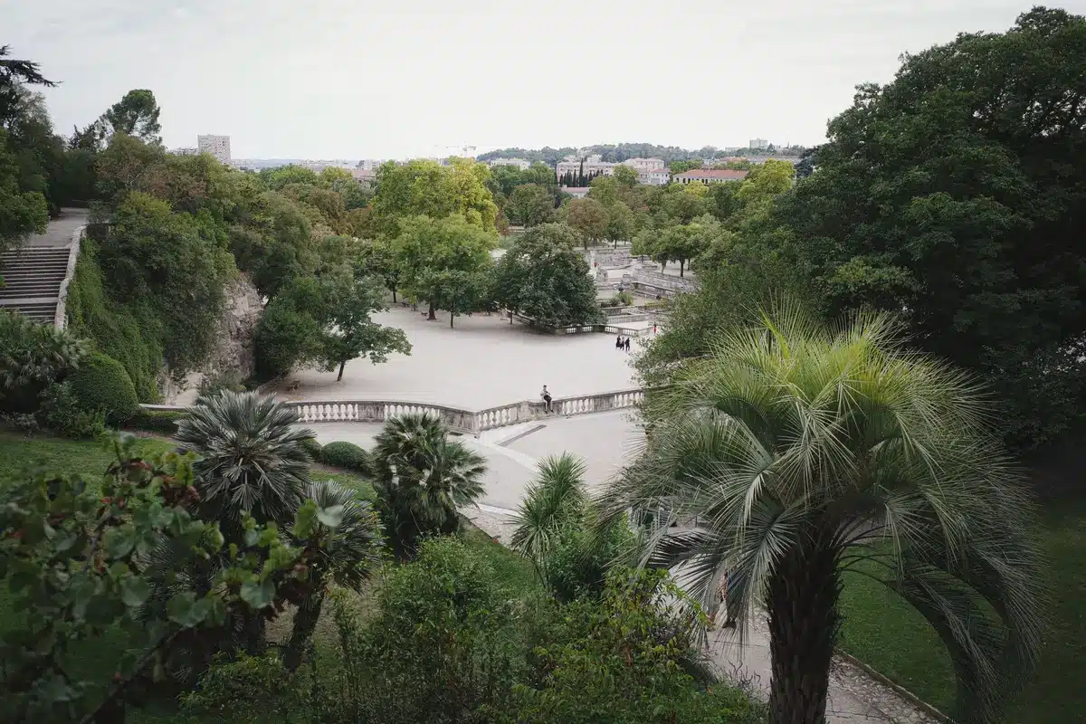 Vue d'une rue de Nîmes sous le soleil intense de l'été