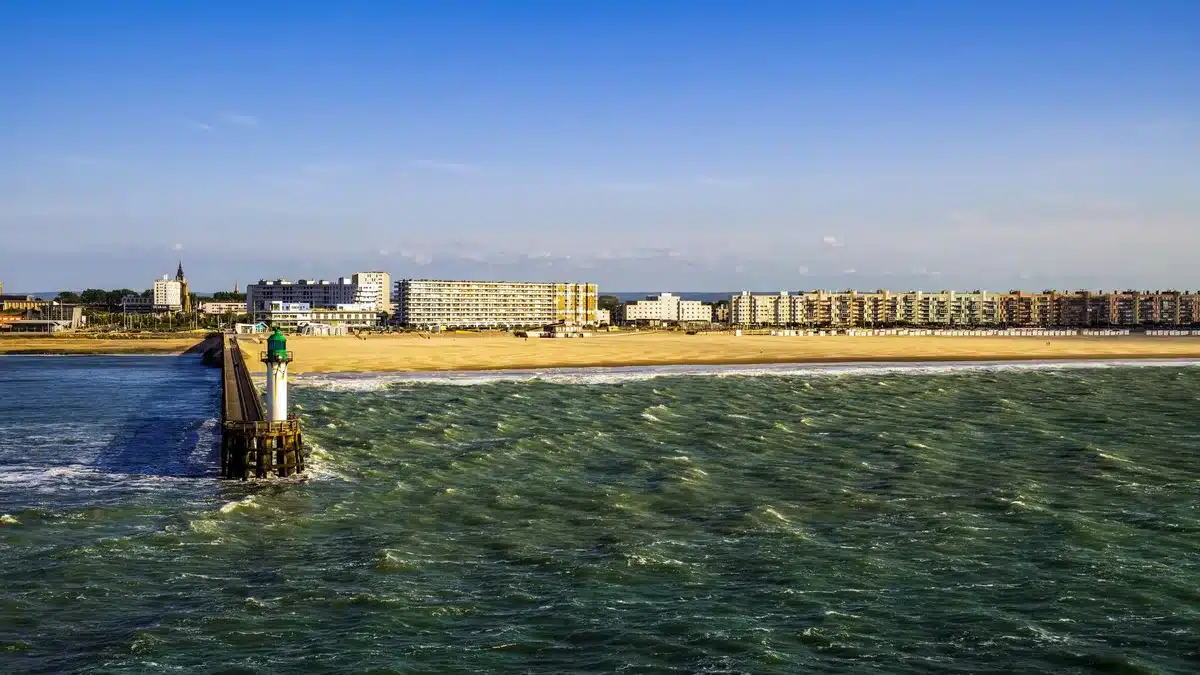 Plage de Calais avec ciel nuageux et atmosphère tempérée