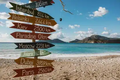 Thermomètre affichant 25°C sur une plage côtière avec ciel couvert
