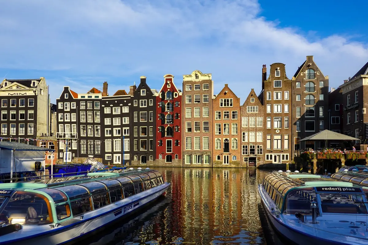 Canal d'Amsterdam avec architecture historique