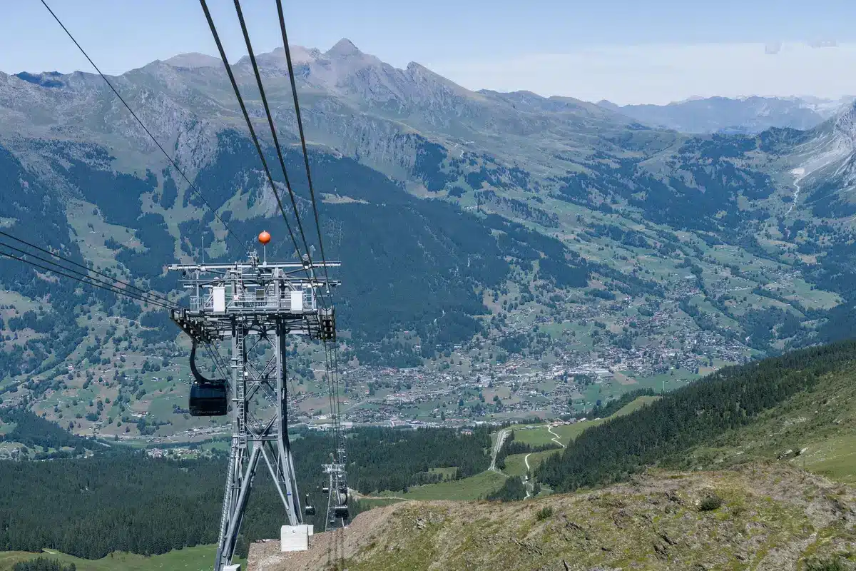 Vue panoramique depuis une télécabine sur la vallée de Bagnes et les alpages du Valais