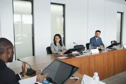 Un cadre devant des écrans affichant des données et du code, symbole des enjeux stratégiques en IA