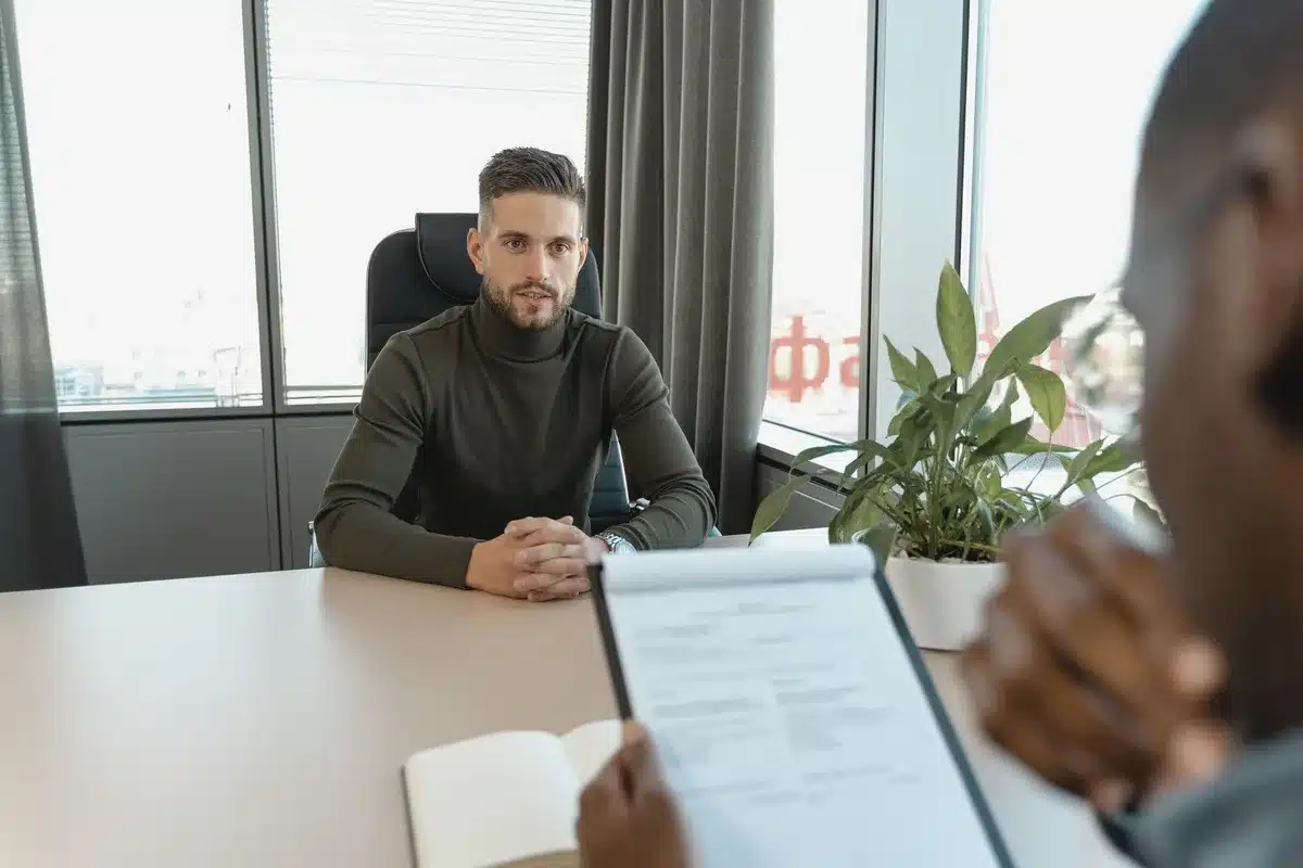 Deux personnes en conversation lors d'un entretien informatif dans un cadre professionnel.