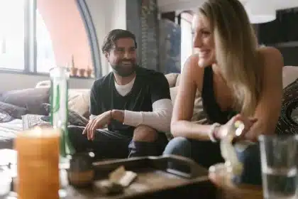 Un groupe d'amis réunis dans un salon confortable, riant ensemble autour d'un canapé