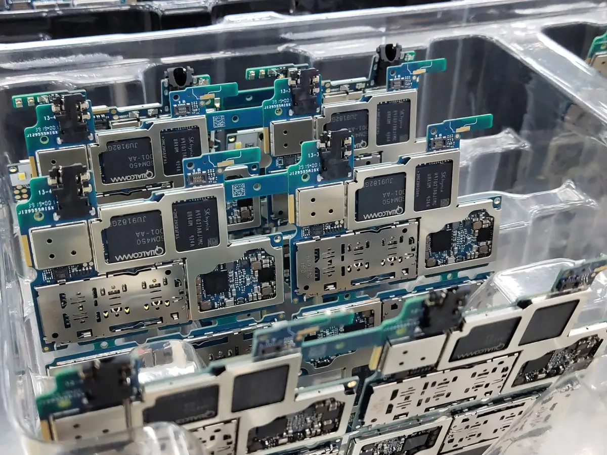 Composants électroniques et puces mémoire utilisés dans la fabrication de smartphones